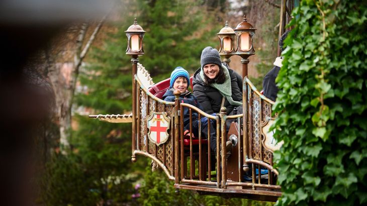 Mutter und Sohn lachen gemeinsam während der Fahrt.