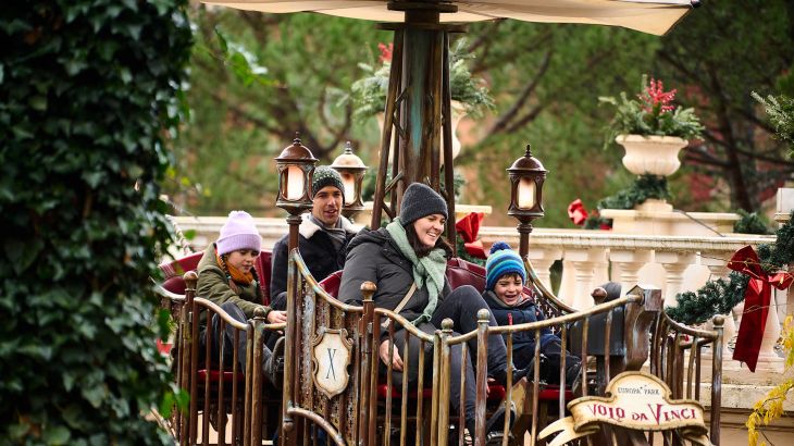 Eine Familie während der Fahrt in einem Flugobjekt der Attraktion Volo da Vinci.