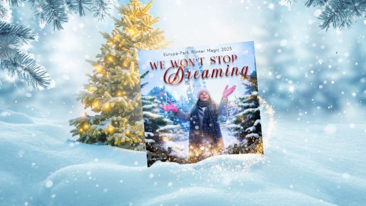 Winterliche Landschaft mit verschneitem Boden und beleuchtetem Tannenbaum; davor schwebt das Covermotiv „Europa-Park Winter Magic 2025 – We Won’t Stop Dreaming“ mit einem Kind, das im Schnee die Arme ausbreitet.