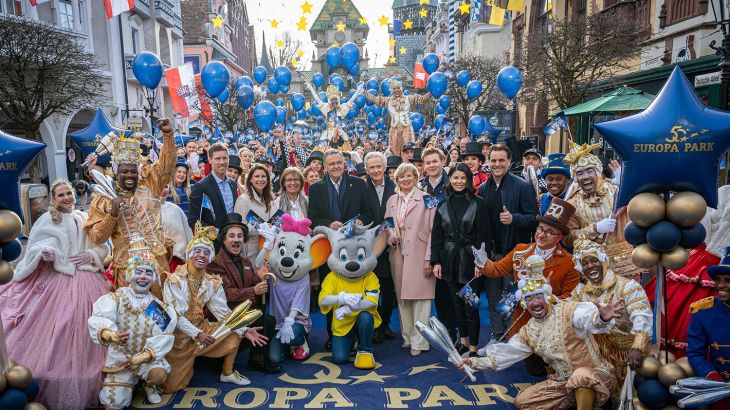 Die Familie Mack, gemeinsam mit den Künstlern des Europa-Park und Ed & Edda bei der Jubiläumseröffnung.  