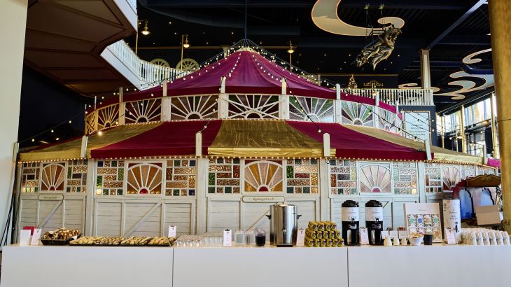 Ein stilvolles Buffet ist vor einem großen Zelt aufgebaut.