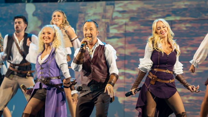 DJ BoBo und sein Team bei der Weltpremiere seiner Arena-Tour 2026 im Europa-Park Erlebnis-Resort. 