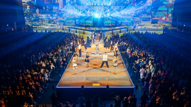 Das imposante Bühnenbild bei der Weltpremiere der DJ BoBo Arena-Tour 2026 im Europa-Park Erlebnis-Resort. 