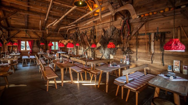Le convivial chalet ERDINGER avec ses bancs en bois rustiques et une décoration authentique sur les murs.