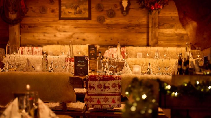 Weihnachtlich geschmückte Tische in der Erdinger Hütte.