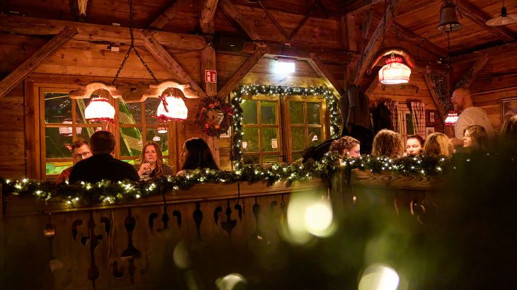 Ein Team während der Weihnachtsfeier in der Erdinger Hütte.