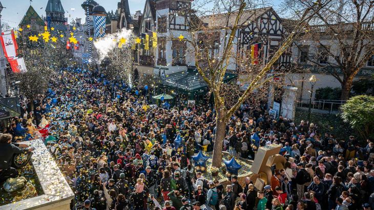 Tausende Besucher strömten freudig in den Europa-Park am Tag der feierlichen Saisoneröffnung zum 50-jährigen Jubiläum. 