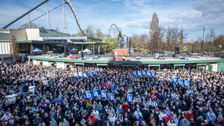 Zahlreiche Besucher warteten gespannt vor den Toren des Europa-Park auf die Saisoneröffnung zum 50-jährigen Jubiläum.