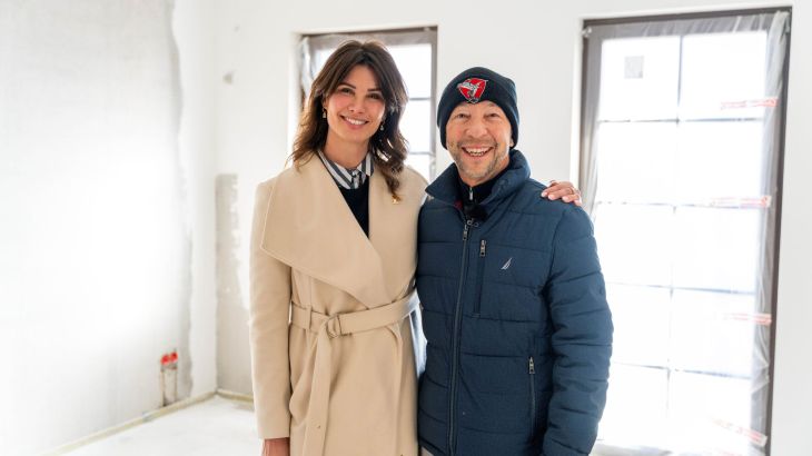 Botschafterin Miriam Mack und Projektpate DJ BoBo stehen auf der Baustelle eines der zukünftigen Apartments des "Europa-Park Kinderhaus Kleine Helden".