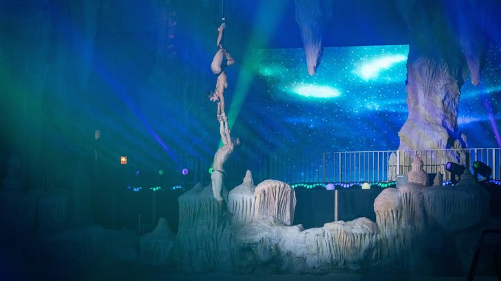 Zwei Artisten, die atemberaubende Akrobatik bei der Show "NORDLYS – Polar Illumination" während des Nordischen Lichterfests in Rulantica aufführen. 