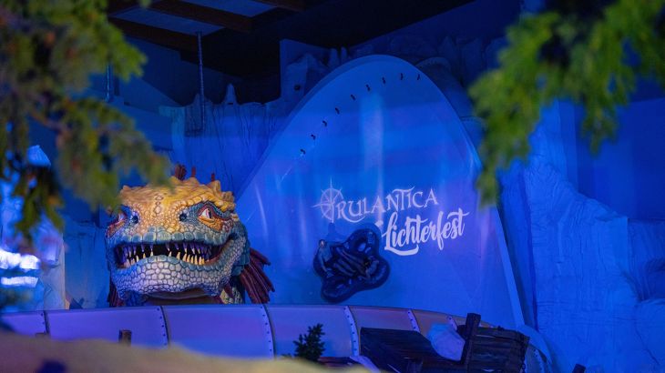 De halfpipe-glijbaan Vinter Rytt in Waterwereld Rulantica met betoverende verlichting tijdens het Nordisches Lichterfest.