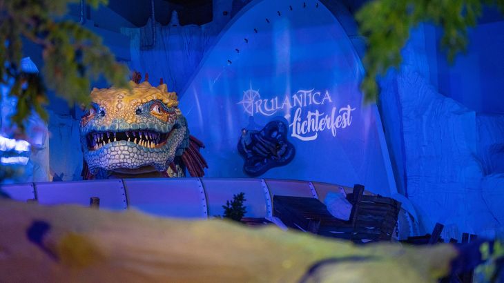 The Vinter Rytt halfpipe slide lit up in iconic style during the Nordic Festival of Lights at Rulantica water world.