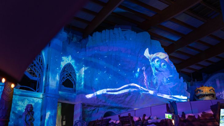 Atmosphärisches Lichtspiel bei der Show "Magisk Retur" während des Nordischen Lichterfests in der Wasserwelt Rulantica. 