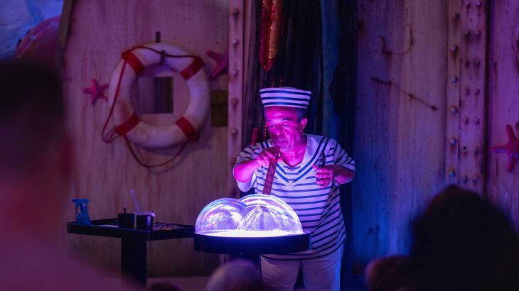 Der Seifenblasenkünstler Hammou bei seiner Show "Rulantica Magic Bubbles" während des Nordischen Lichterfests.