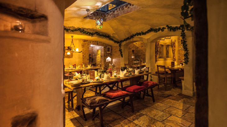 Het sfeervolle interieur van de Klosterkeller in het 4‑sterren superior themahotel "Santa Isabel".