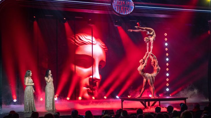 Fesselnde Akrobatik bei der Show "BIg Moments – The Celebration-Show " im Europa-Park Teatro. 