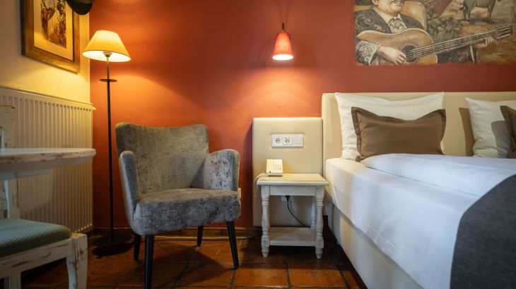 Standardzimmer Hotel El Andaluz Schlafzimmer Sessel