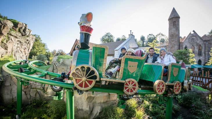 Ein mit Kindern besetzter Zug des Ba-a-a Express.
