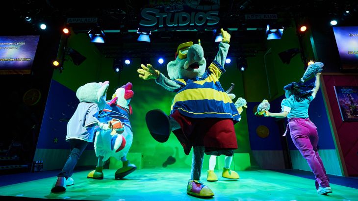 Die Europa-Park Maskottchen beim Tanzen in der Show "Happy Birthday, JUNIOR CLUB!" in den JUNIOR CLUB Studios im Europa-Park.