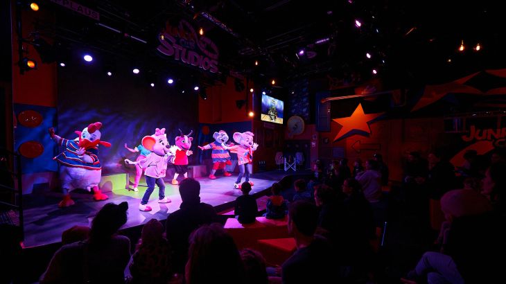 Die Europa-Park Maskottchen auf der Bühne in der Show "Happy Birthday, JUNIOR CLUB!" in den JUNIOR CLUB Studios im Europa-Park.
