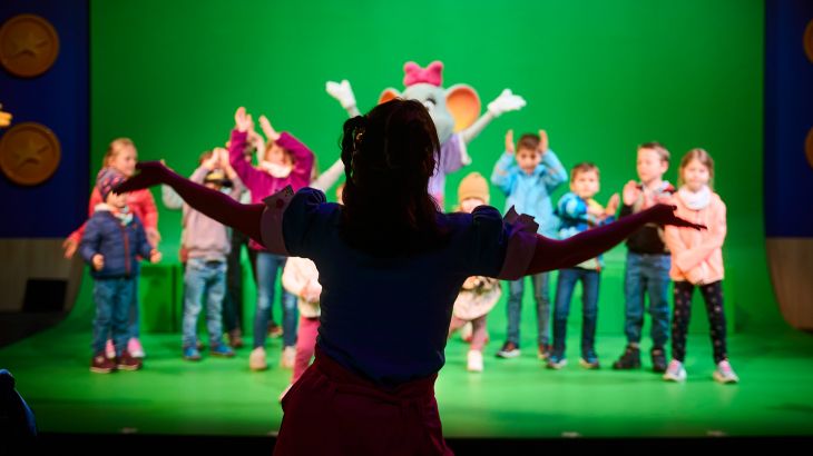 Kinder, gemeinsam mit den Europa-Park Maskottchen bei der Show "Happy Birthday, JUNIOR CLUB!" in den JUNIOR CLUB Studios im Europa-Park. 