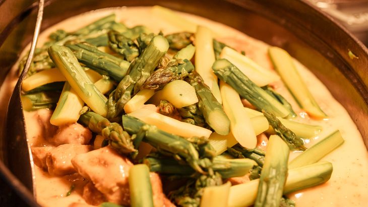 Gericht mit Spargel und Fleisch in einem Topf