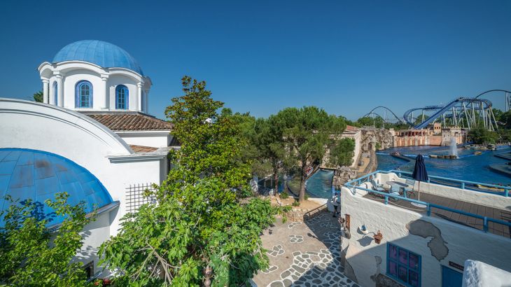 Le quartier grec d’Europa-Park en été. Vous pouvez y organiser une Nuit Grecque pour votre fête d’entreprise.