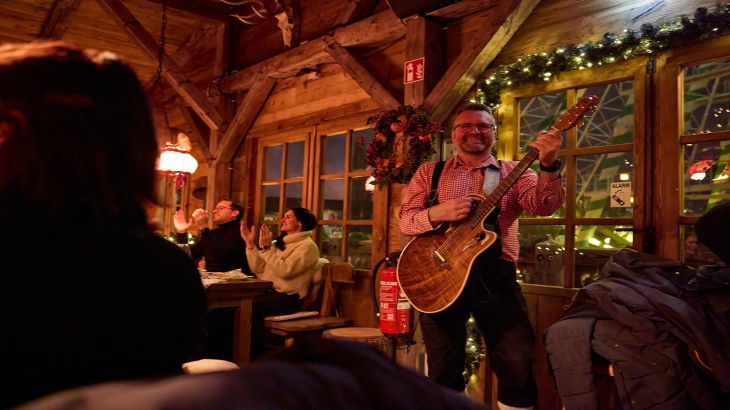 A musician plays the guitar at the ERDINGER Hütt'n Evening in the Portuguese themed area of Europa-Park.