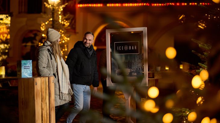 Paar vor dem Eingang zur Ice Bar im Spanischen Themenbereich