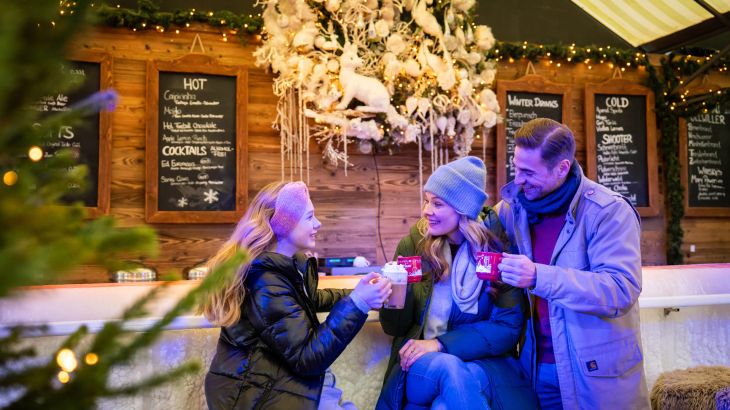 Familie sitzt an der Ice Bar mit Getränken