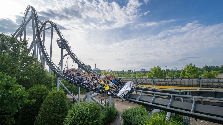 Ein fahrender Wagen der Silver Star voller Fahrgäste im Monegassischen Themenbereich des Europa-Park.
