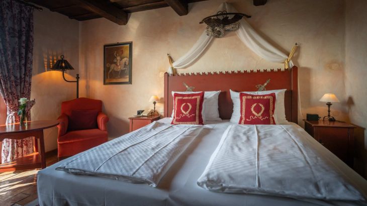 Deluxe-Zimmer Hotel Castillo Alcazar Doppelbett, Fernseher und Fenster