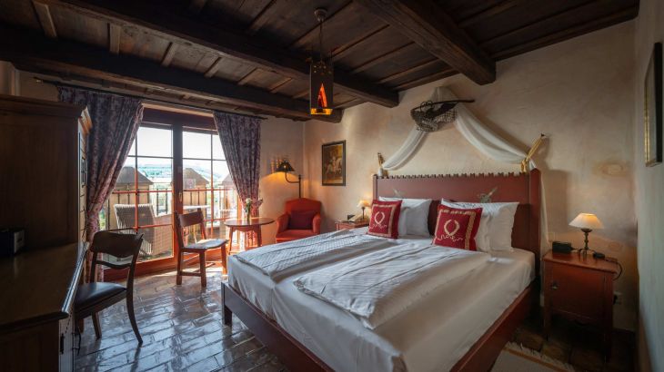 Deluxe-Zimmer Hotel Castillo Alcazar Doppelbett, Fernseher und Fenster