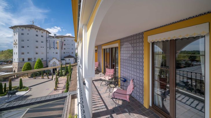Balkon der Königssuite Balkontür mit gelben Rahmen und Wand blau weiß gemustert mit Blick auf Hotel Santa Isabel 
