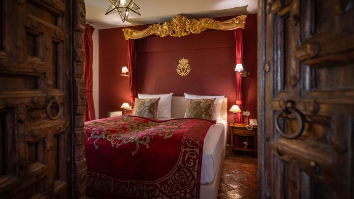 El Andaluz Königssuite Doppelbett mit roter Tagesdecke und goldener Verzierung