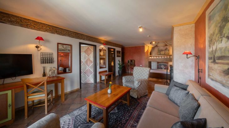 Themensuite Hotel El Andaluz Etagenbett und Wohnzimmer