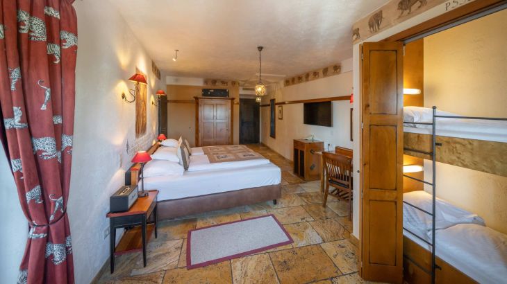 Deluxe-Zimmer mit Doppeltbett,Etagenbett, Fernseher, Schreibtisch und Stuhl