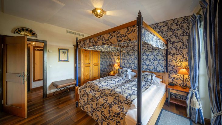 Sagrado Suite Hotel Santa Isabel Schlafzimmer mit Himmelbett