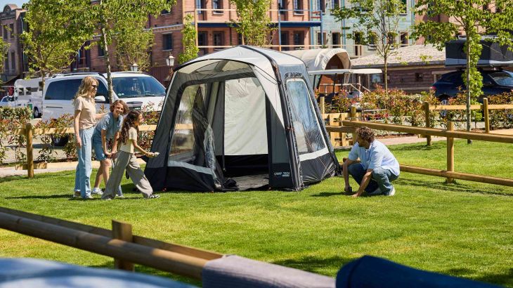 Familie auf Camping Zeltplatz 