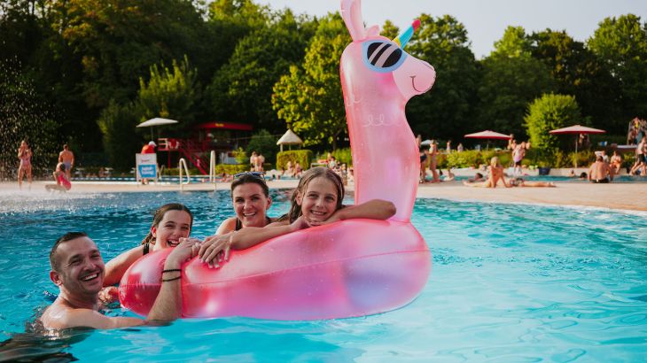 Familie im Schwimmbad