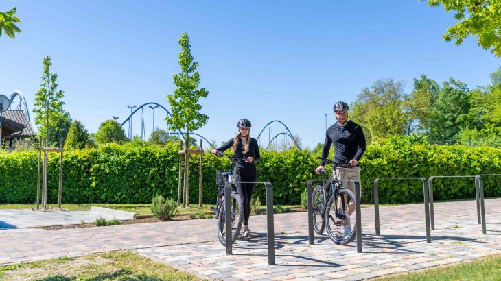 Fahrrad fahren mit Blick auf den Europa-Park