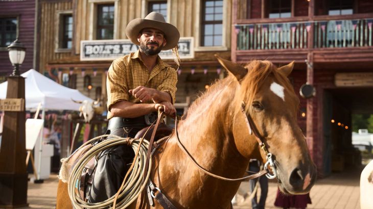 Cowboy mit Pferd auf der Main Street