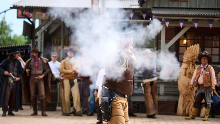 Cowboys mit Pistole beim Western-Überfall
