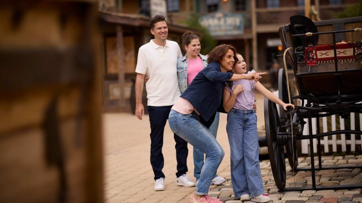 Familie mit Kindern auf der Main Street