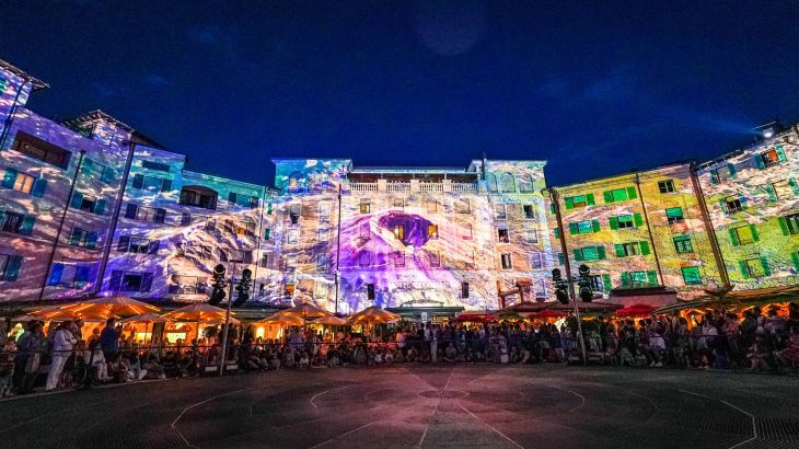 Colossal Show auf der Piazza des 4-Sterne Superior Hotels "Colosseo"