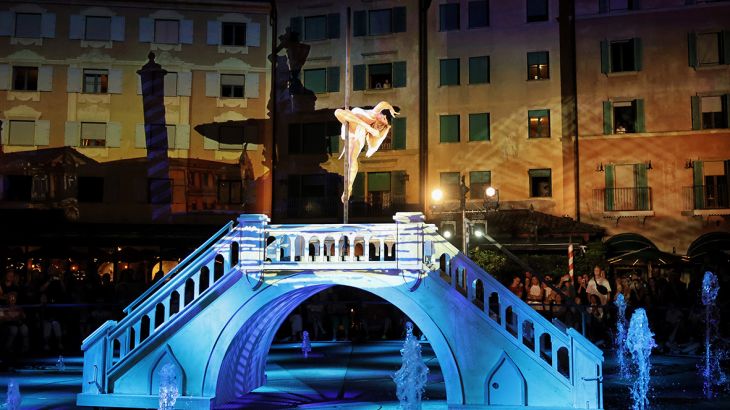 Colossal Show auf der Piazza des 4-Sterne Superior Hotels "Colosseo"