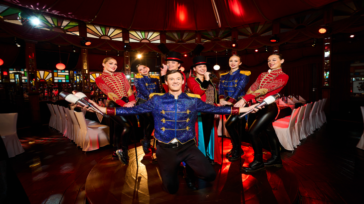 Gruppe von Artisten bei der Grandioso Mittagsrevue