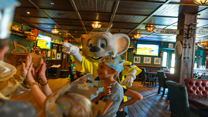 Ed Euromaus und mehrere Kinder beim Kindergeburtstag im The O'Mackay's Café and Pub im Irischen Themenbereich des Europa-Park.