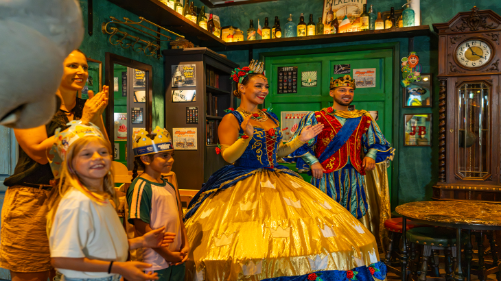 Darsteller in prächtigen Kostümen unterhalten Kinder beim Kindergeburtstag im The O'Mackay's Café and Pub im Europa-Park.