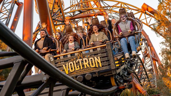 Enthousiaste bezoekers in de achtbaan Voltron Nevera powered by Rimac in het Kroatische themagebied van Europa‑Park.